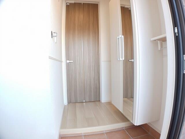 物件内観写真8　(玄関)