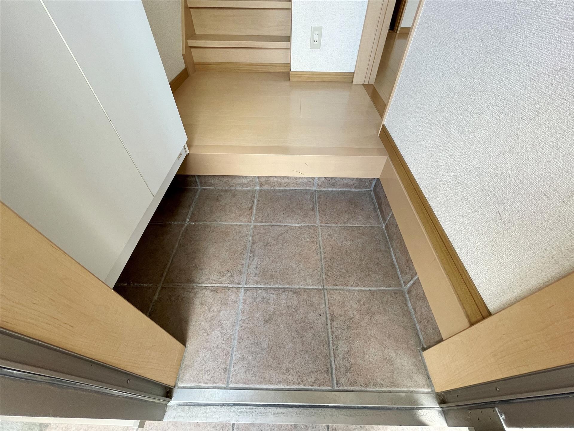 物件内観写真8　(玄関)