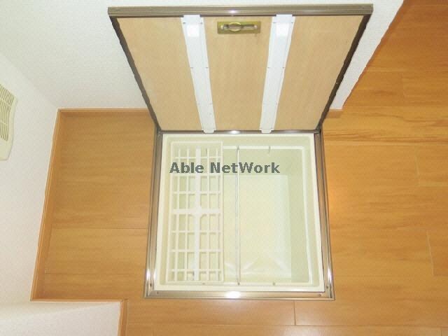 物件内観写真15　(床下収納)