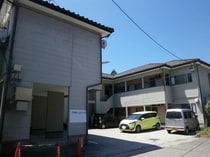 白新線・羽越本線（新潟県内） 月岡駅 2階建 築33年の外観写真