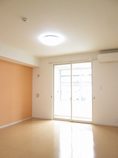 物件内観写真4　(居室・リビング)