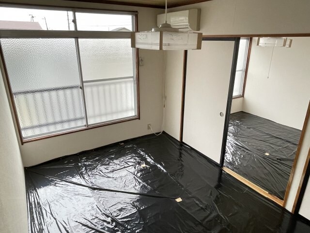 物件内観写真3　(和室がひろがる居住スペース)