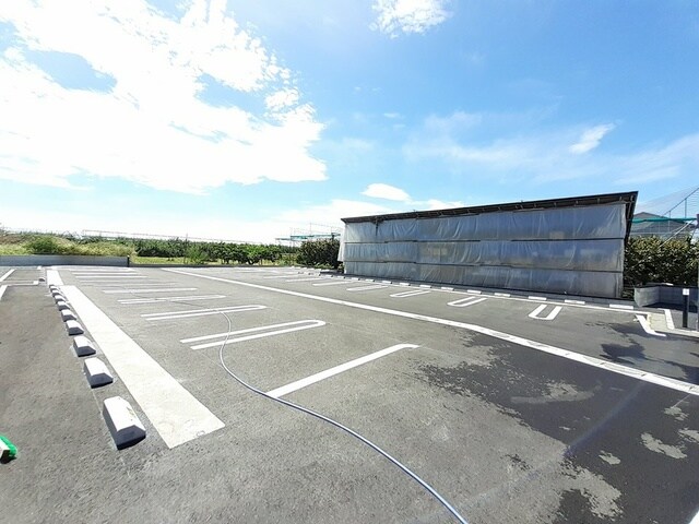 物件外観写真2　(駐車場)