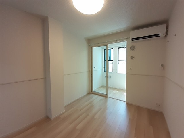 物件内観写真4　(居室・リビング)