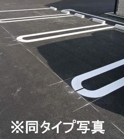 物件外観写真2　(駐車場)