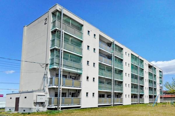 物件外観写真1　(外観は落ち着いています)