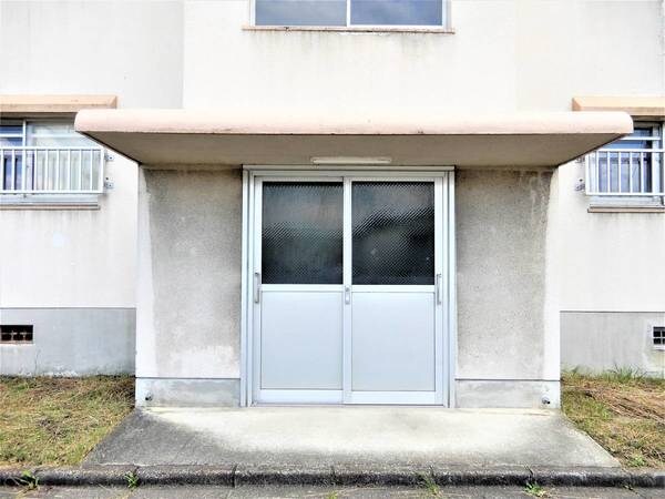 物件外観写真3　(清潔なエントランスです)