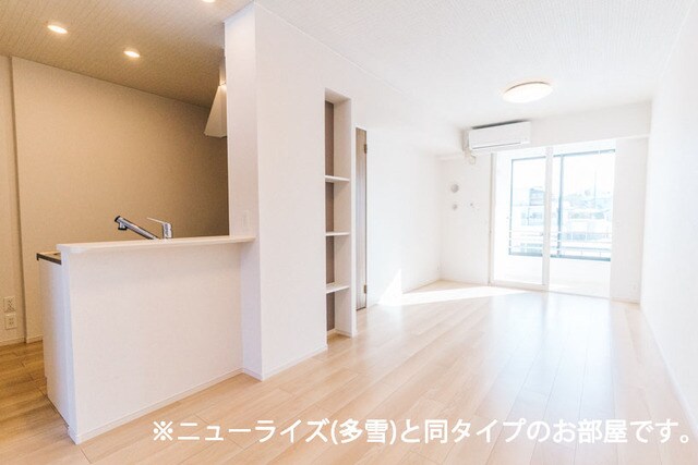 物件内観写真3　(居室・リビング)