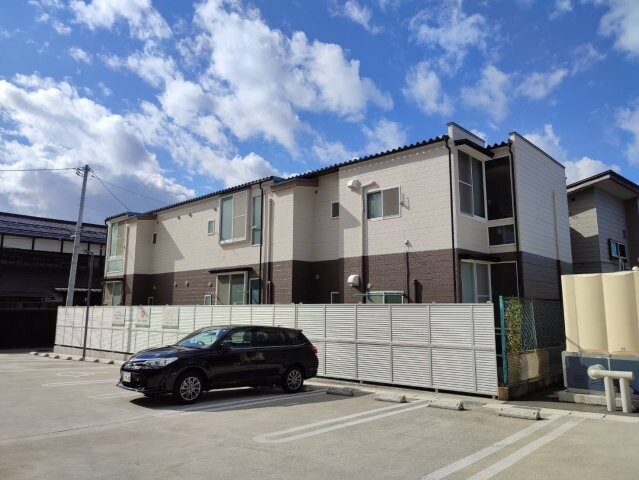 物件外観写真1　(2021年外装リフォーム済)