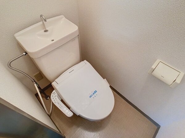 トイレ(落ち着いた色調のトイレです)
