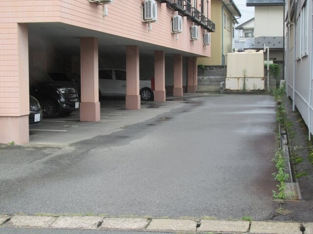 物件外観写真2　(屋根付き駐車場です)