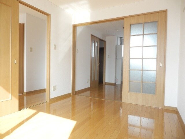 物件内観写真3　(明るい洋室です)