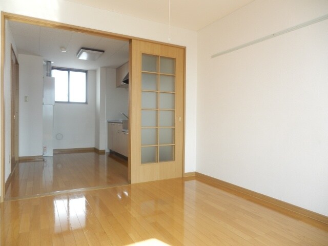 物件内観写真5　(明るい洋室です)