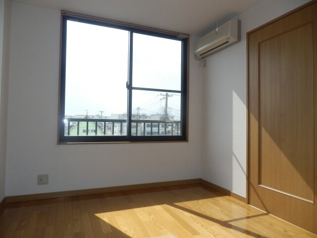 物件内観写真6　(明るい洋室です)