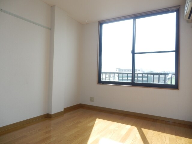 物件内観写真7　(明るい洋室です)