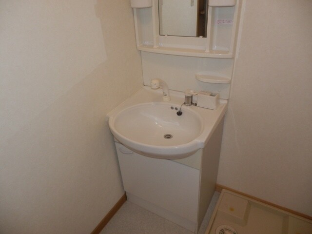 物件内観写真10　(朝の支度にも助かる、独立の洗髪洗面化粧台)