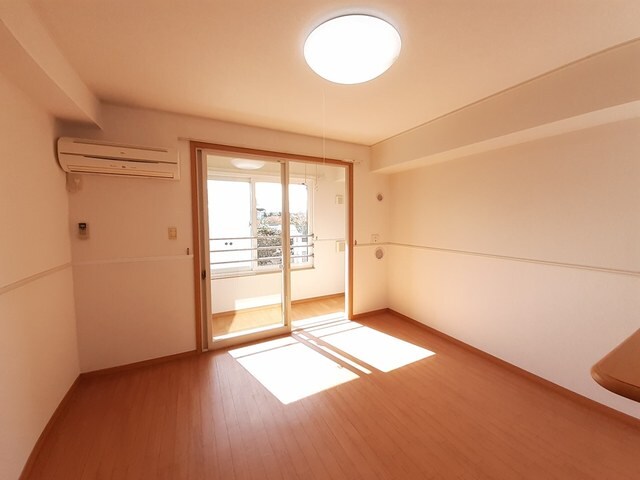 物件内観写真4　(居室・リビング)