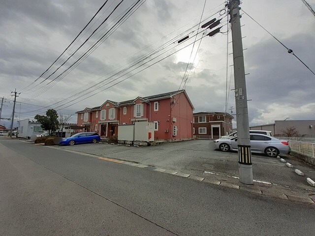 物件外観写真3　(駐車場)