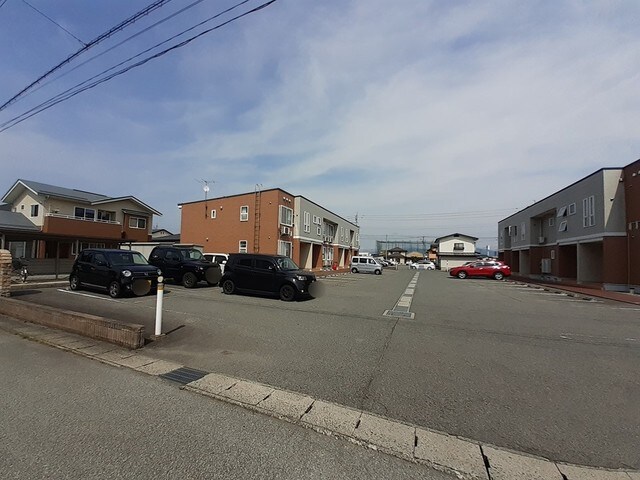 物件外観写真2　(駐車場)