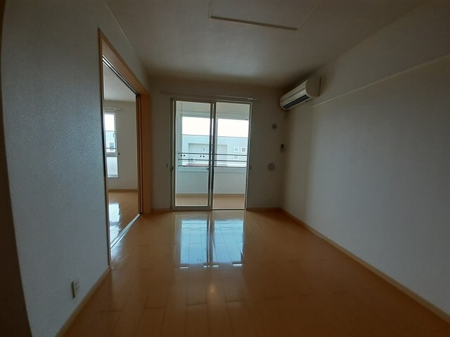 物件内観写真4　(居室・リビング)