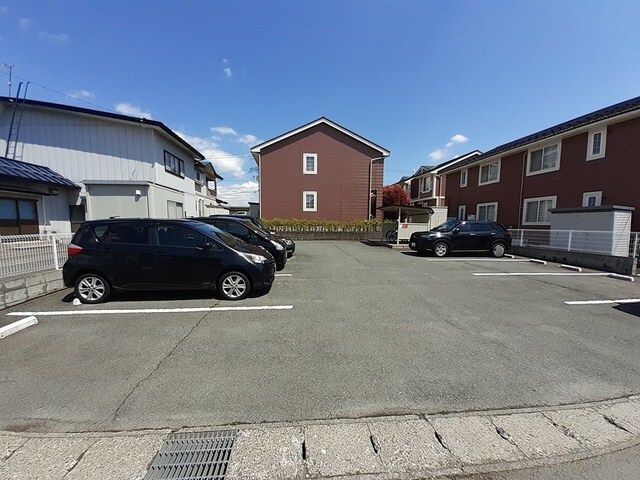 物件外観写真3　(駐車場)