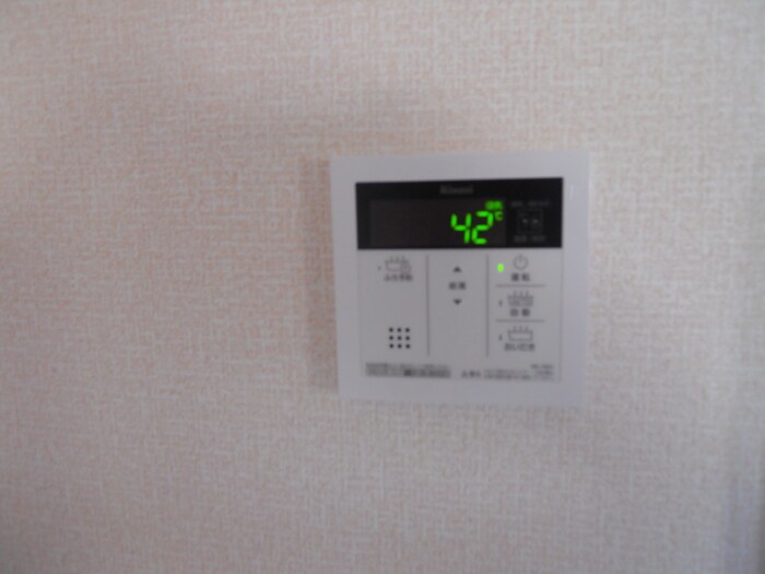 物件内観写真15　(給湯器パネル)
