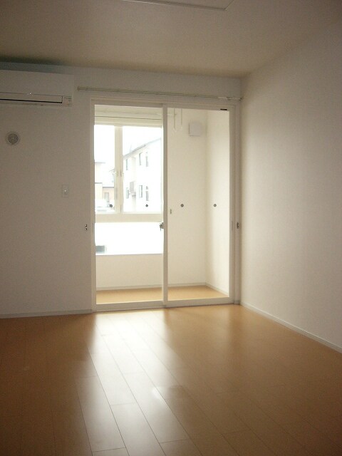 物件内観写真4　(居室・リビング)