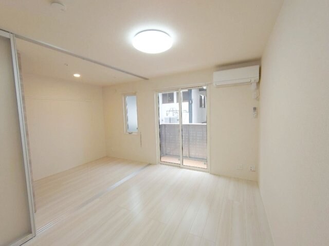 物件内観写真3　(居室・リビング)