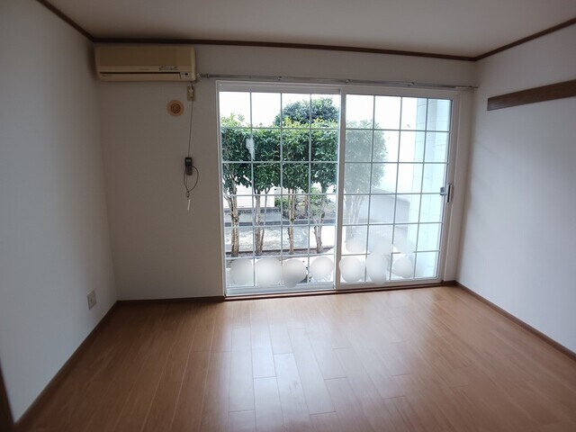 物件内観写真4　(居室・リビング)