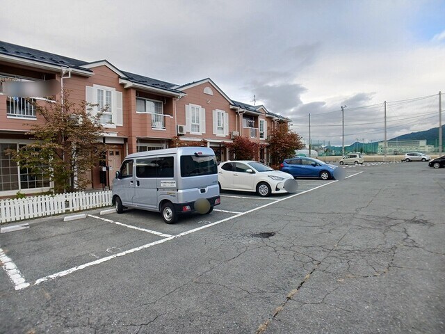 物件外観写真2　(駐車場)