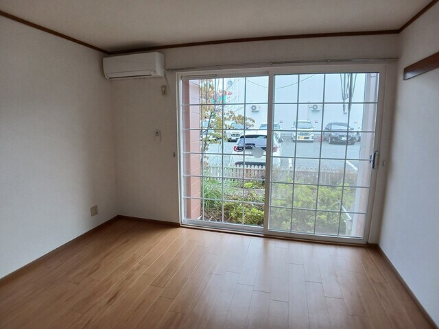 物件内観写真4　(居室・リビング)