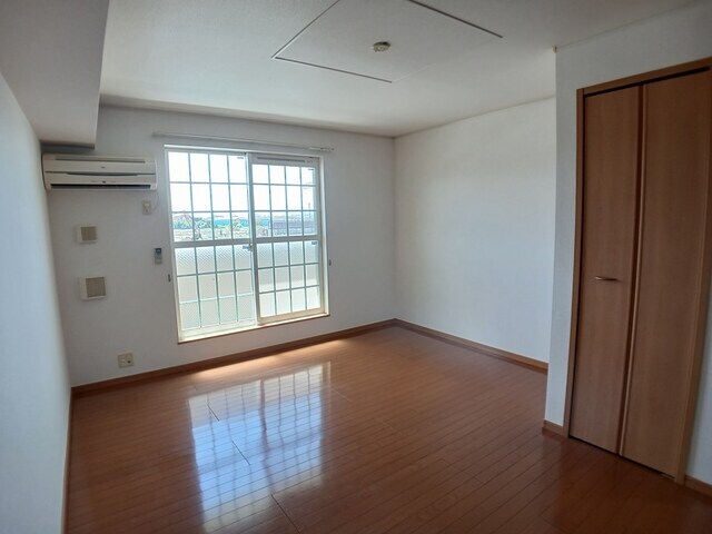 物件内観写真4　(居室・リビング)