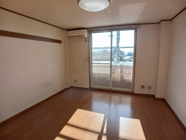 物件内観写真4　(居室・リビング)