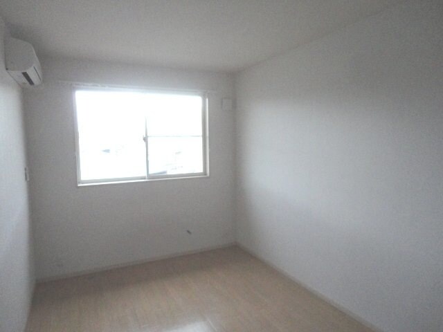 物件内観写真15　(南側洋室)