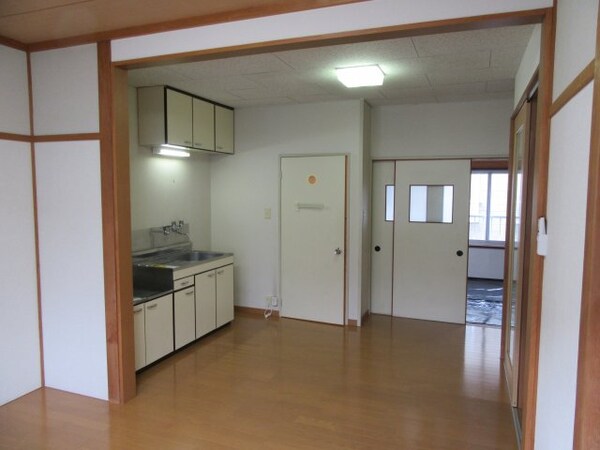 居室(こちらの居間で趣味の時間をお楽しみください)