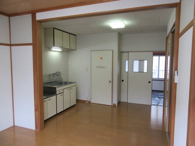 物件内観写真3　(こちらの居間で趣味の時間をお楽しみください)