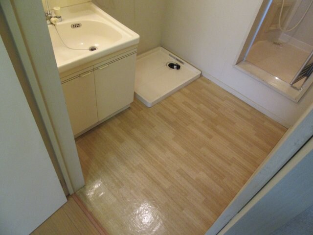 物件内観写真9　(広い洗面スペース)