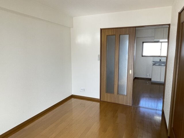 物件内観写真12　(個人の部屋や寝室として使える洋室です)