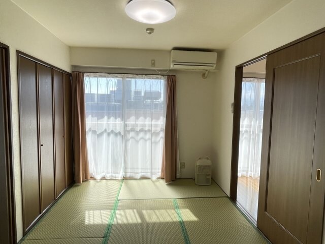 物件内観写真18　(内装は落ち着いています)