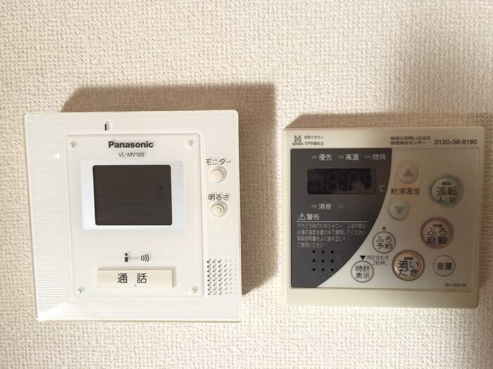 物件内観写真12　(モニター付きインターホン・給湯リモコン)