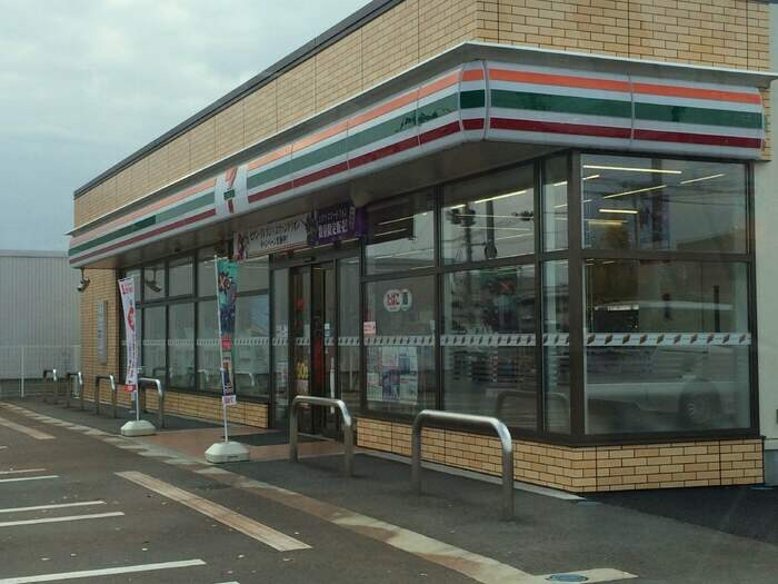 物件内観写真16　(車で約1分のところにコンビニがあります。その他ヨークタウンや)