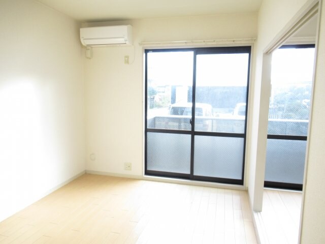 物件内観写真3　(落ち着いた色調の洋室です)