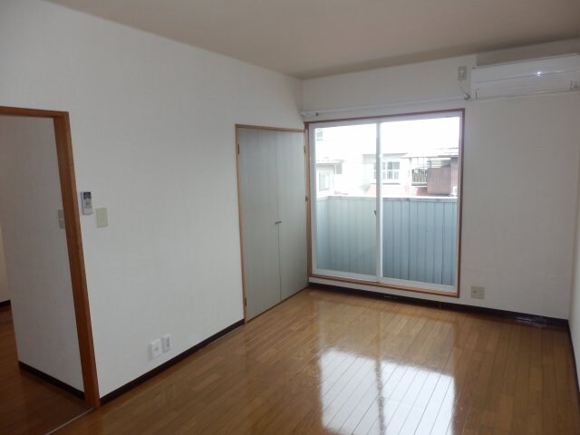 物件内観写真2　(広々とした洋室です)