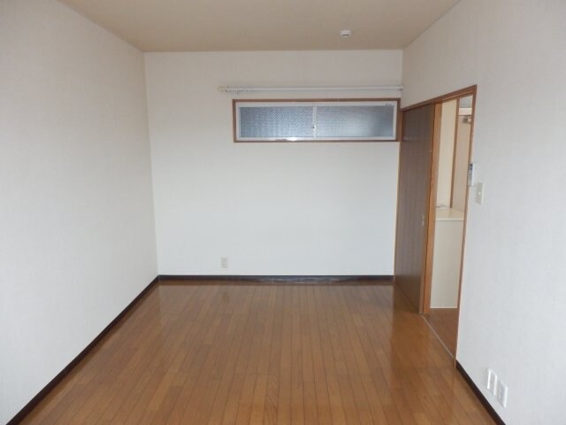 物件内観写真8　(使い勝手のいい洋室です)