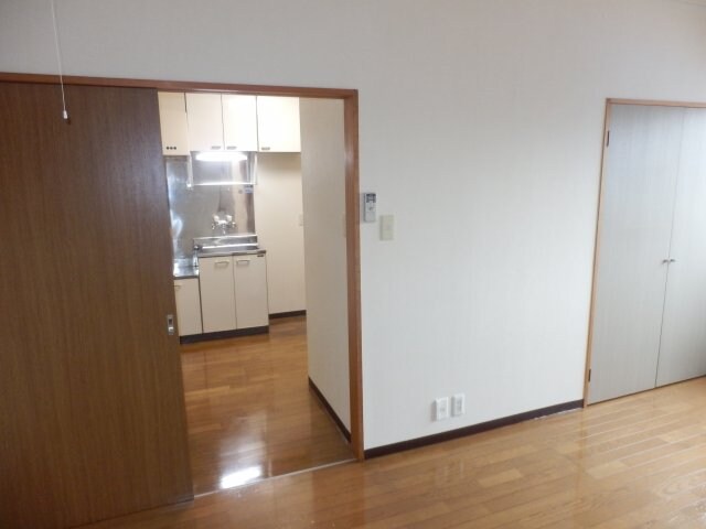 物件内観写真16　(広々とした洋室です)