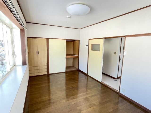 物件内観写真4　(明るい洋室です)