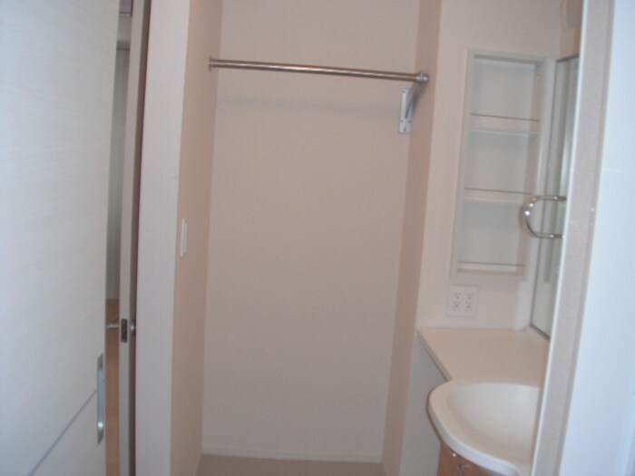 物件内観写真7　(洗面室ハンガー)