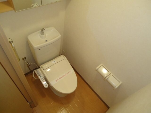 物件内観写真18　(シャワー付トイレ（別室写真）)