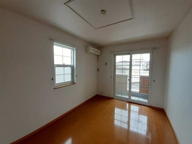 物件内観写真4　(居室・リビング)