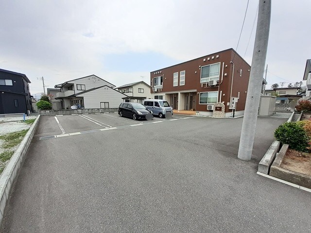 物件外観写真3　(駐車場)